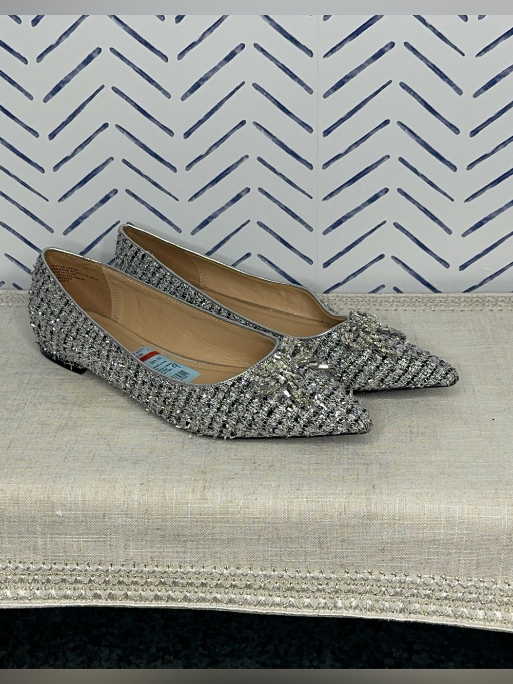 NWT Macy’s On. 34th Silver Pointed Toe Bedazzled Bow Flat Size 9 - Picture 5 of 7